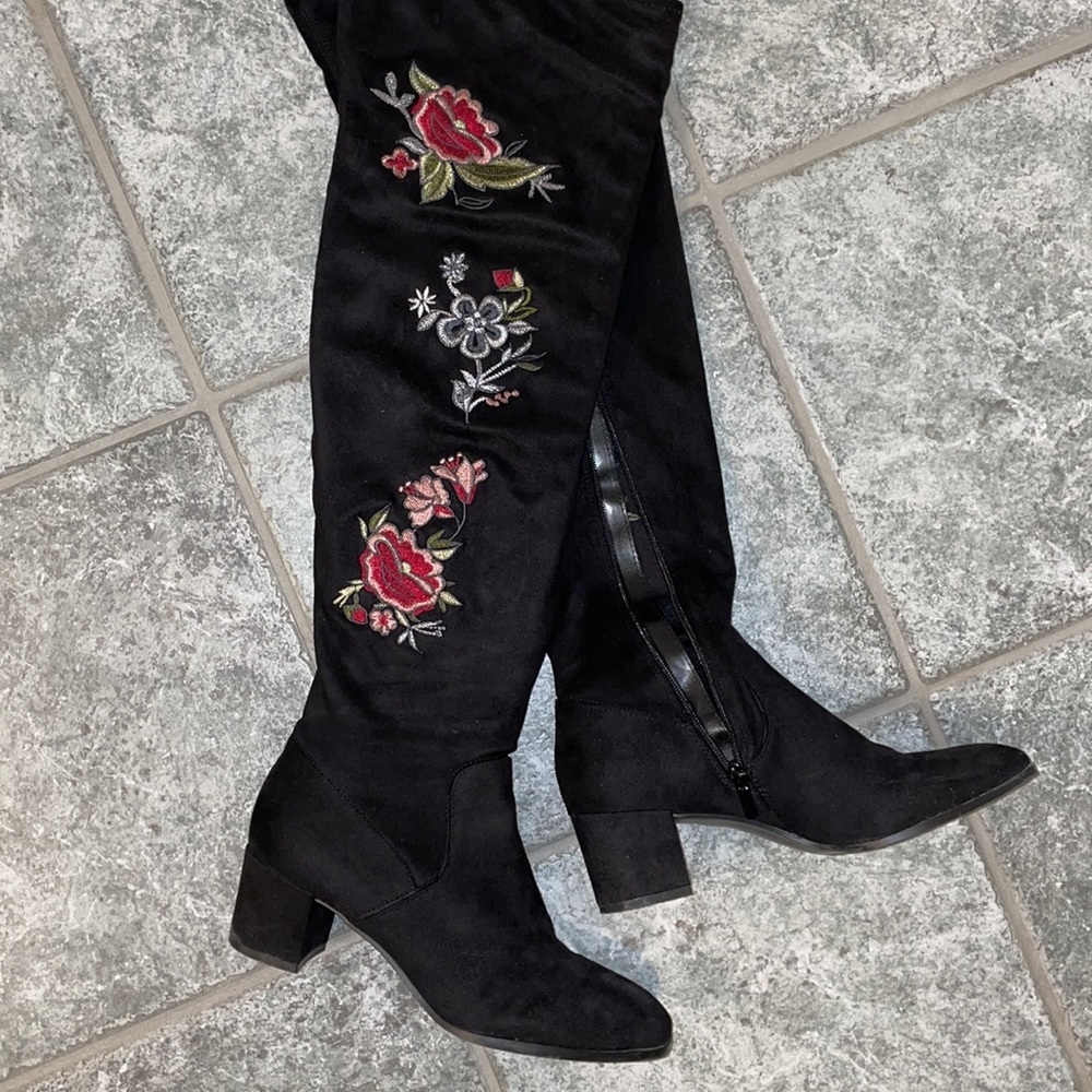 BLACK VELVET ZIPPERED KNEE-HIGH BOOTS WITH FLORAL EMBROIDERY